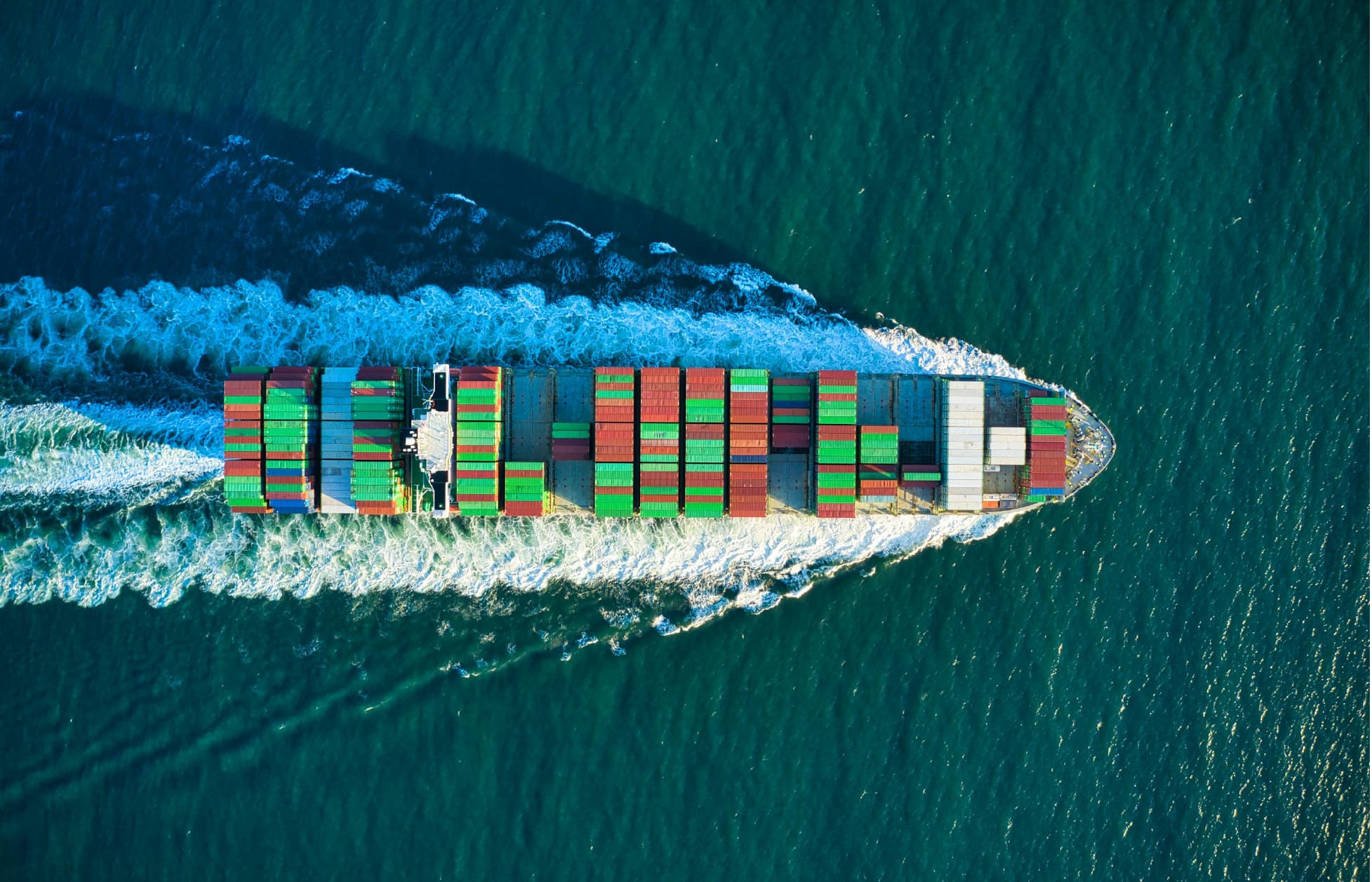 Buque de carga navegando para envios maritimos