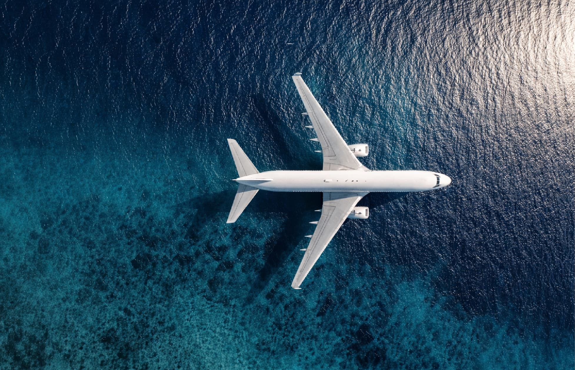 Avion volando sobre el mar para envios aereos