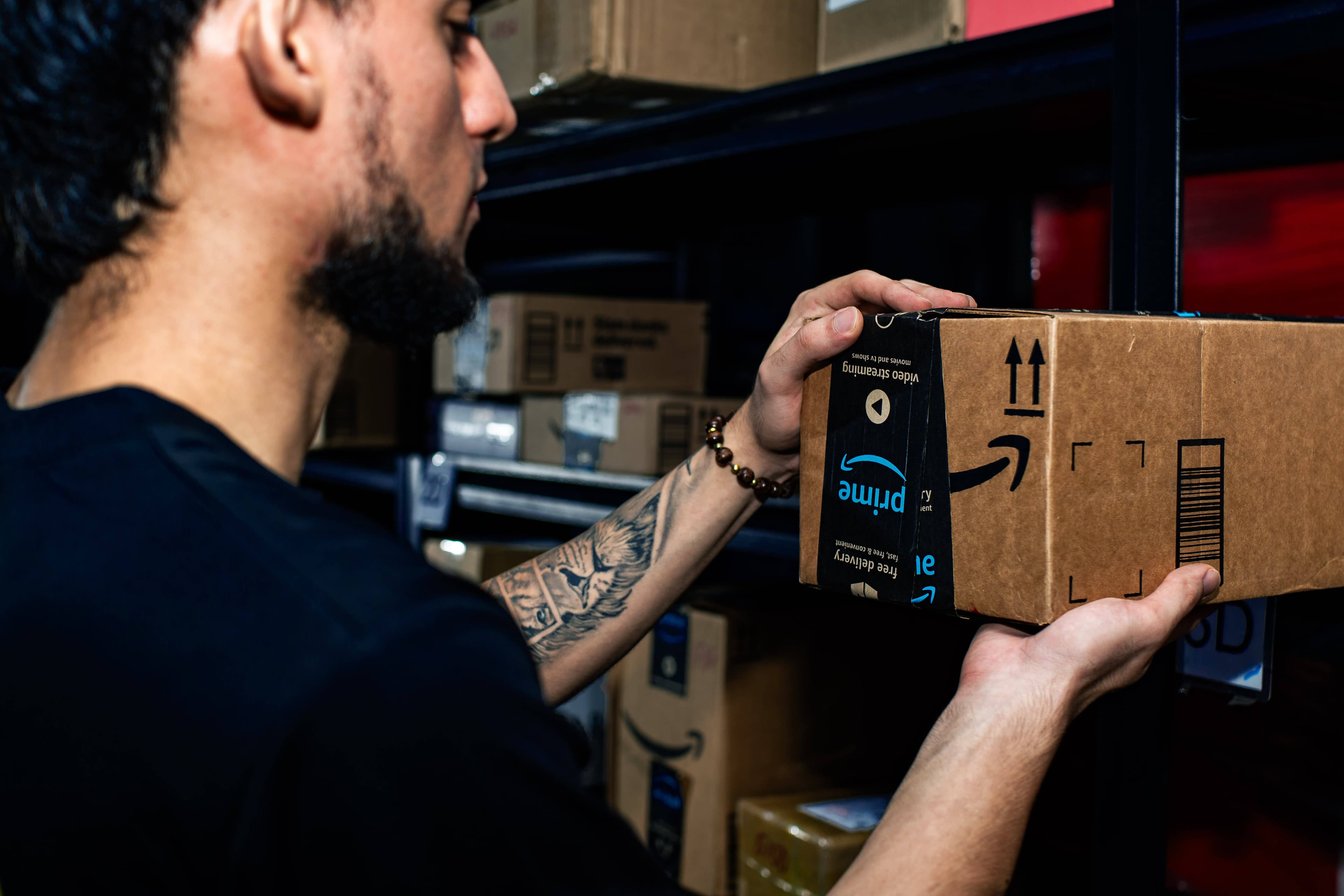 Colaborador de Flash Box revisando un paquete en estanteria