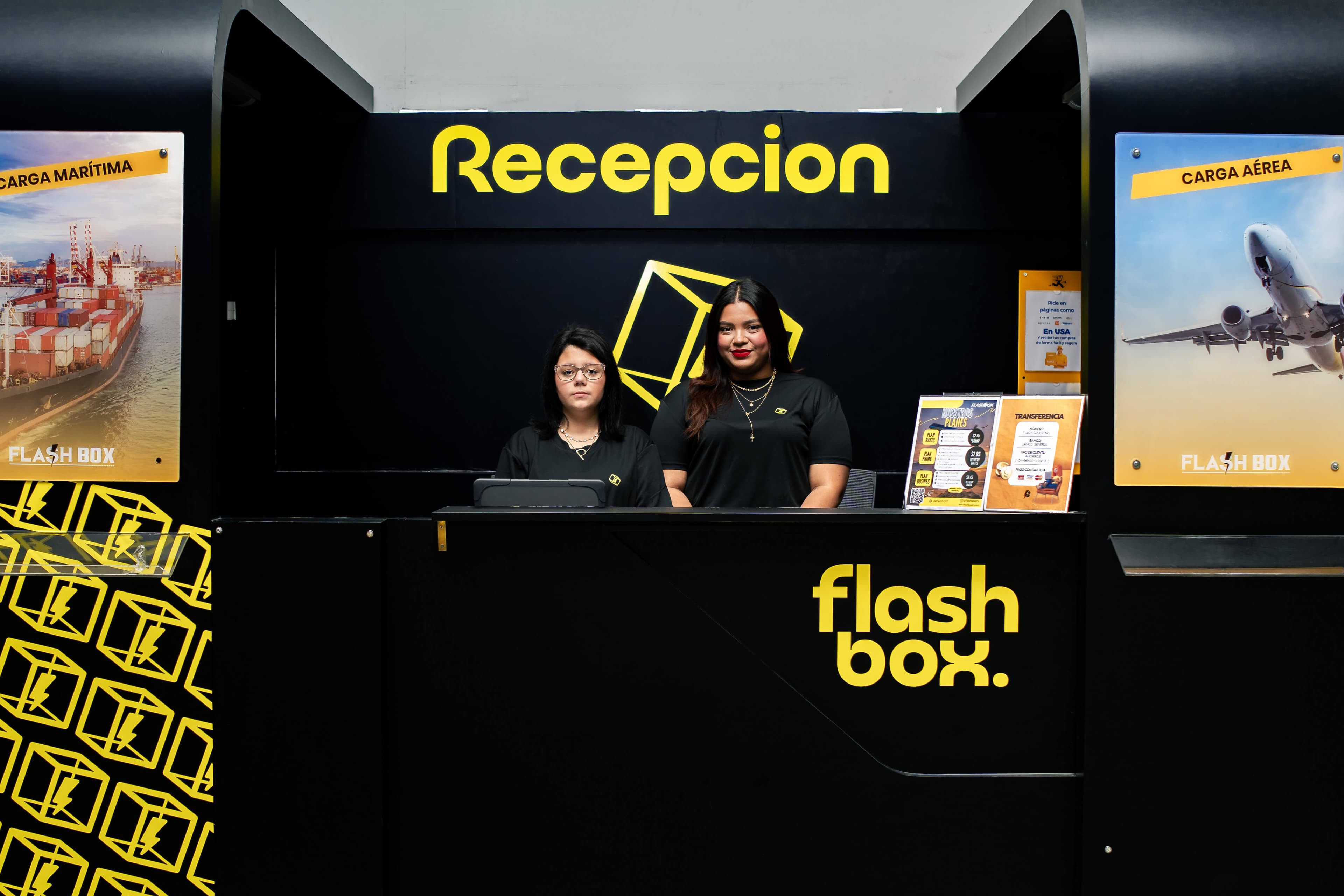 Recepcion de Flash Box con personal de atencion