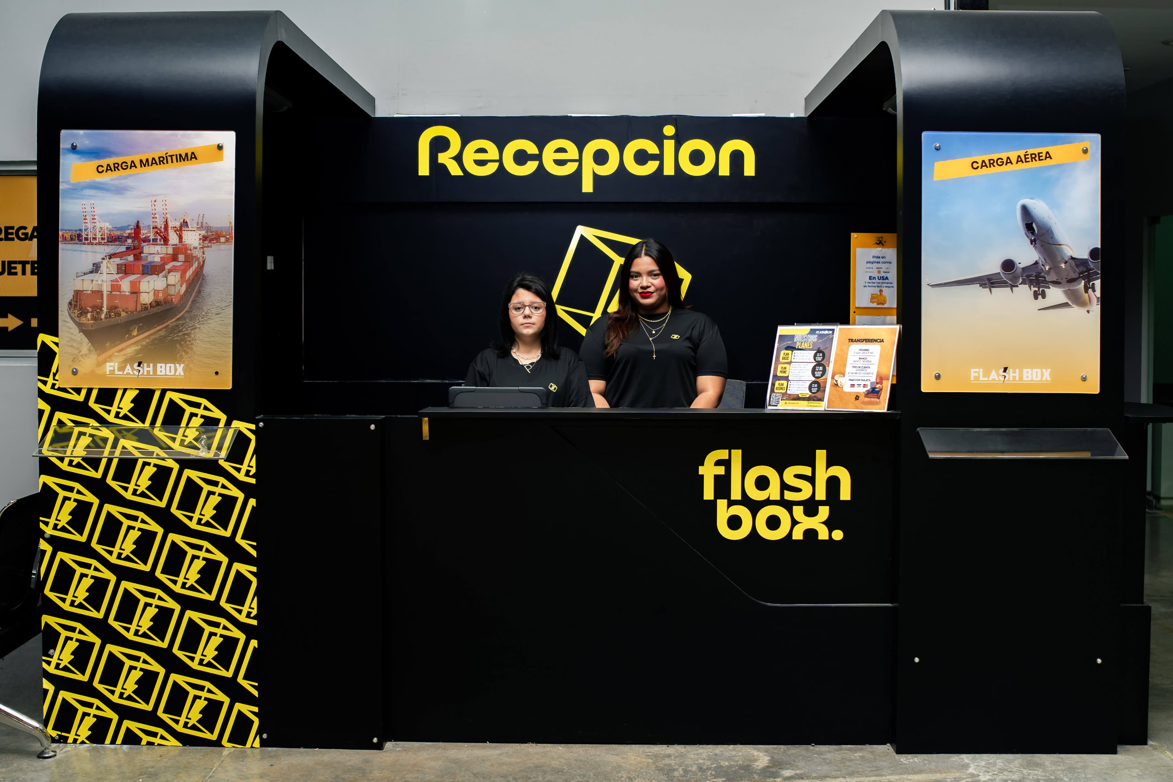 Recepcion de Flash Box con equipo de atencion