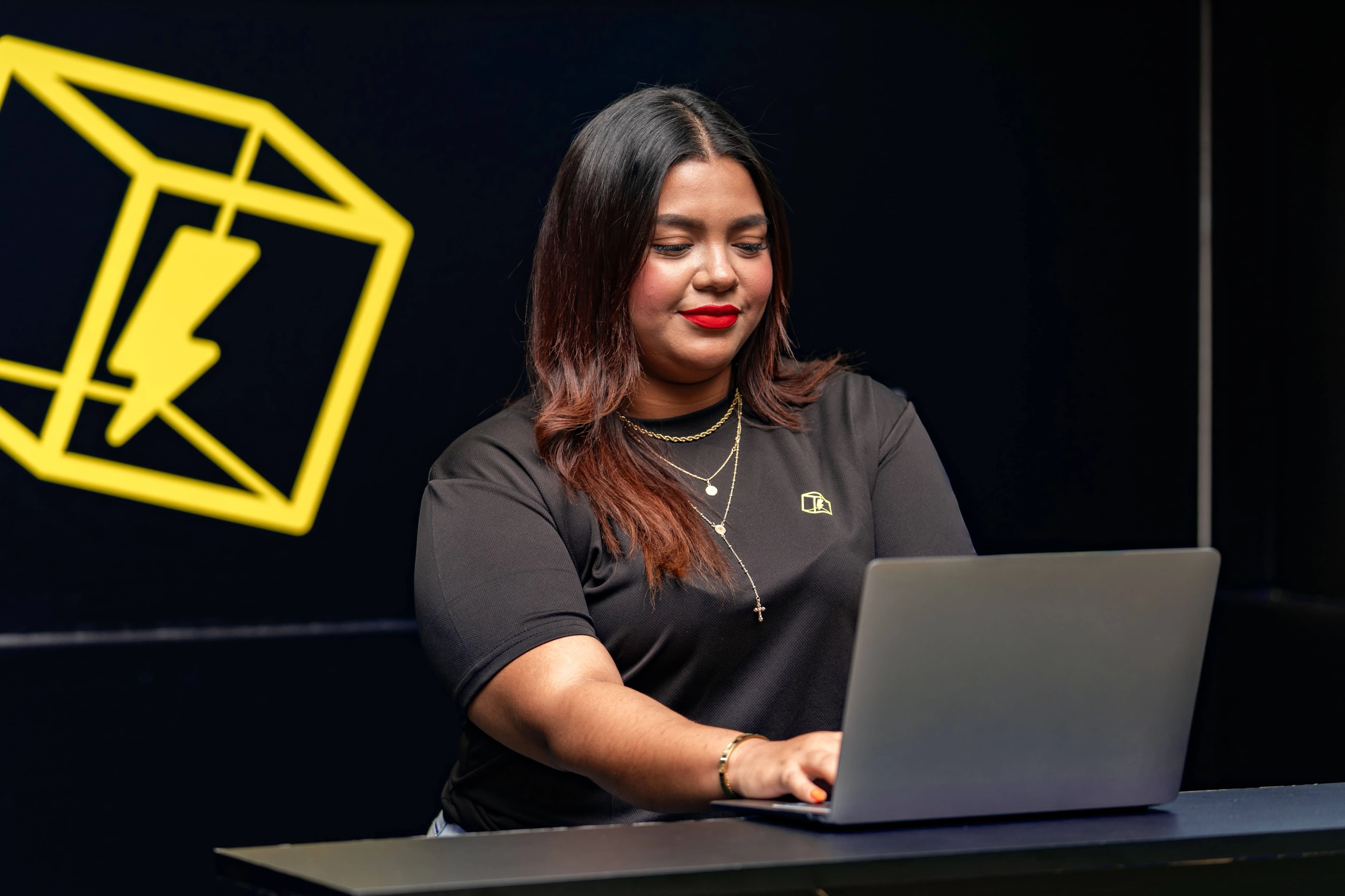 Colaboradora de Flash Box atendiendo en recepcion