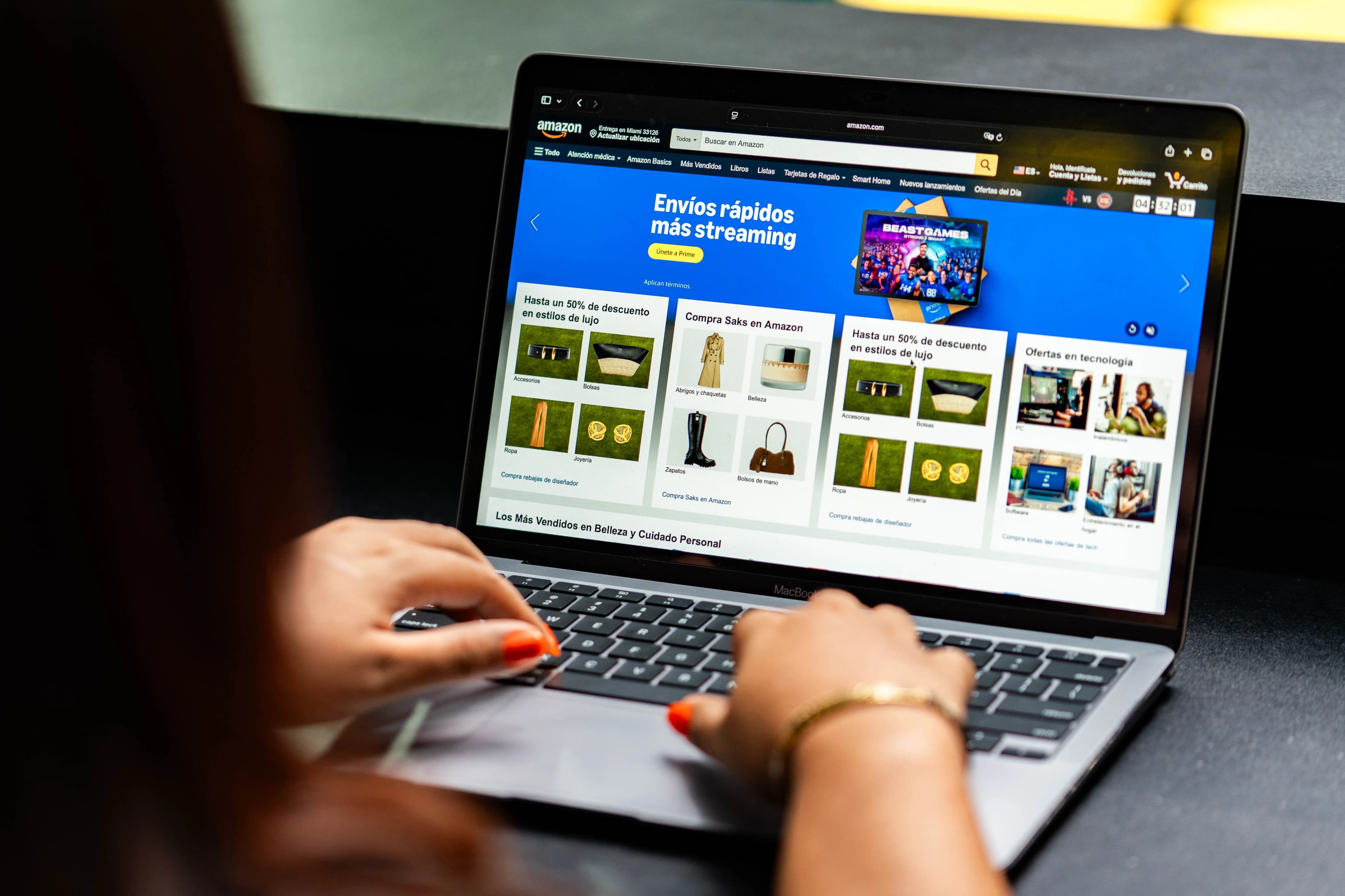 Colaboradora de Flash Box atendiendo en mostrador