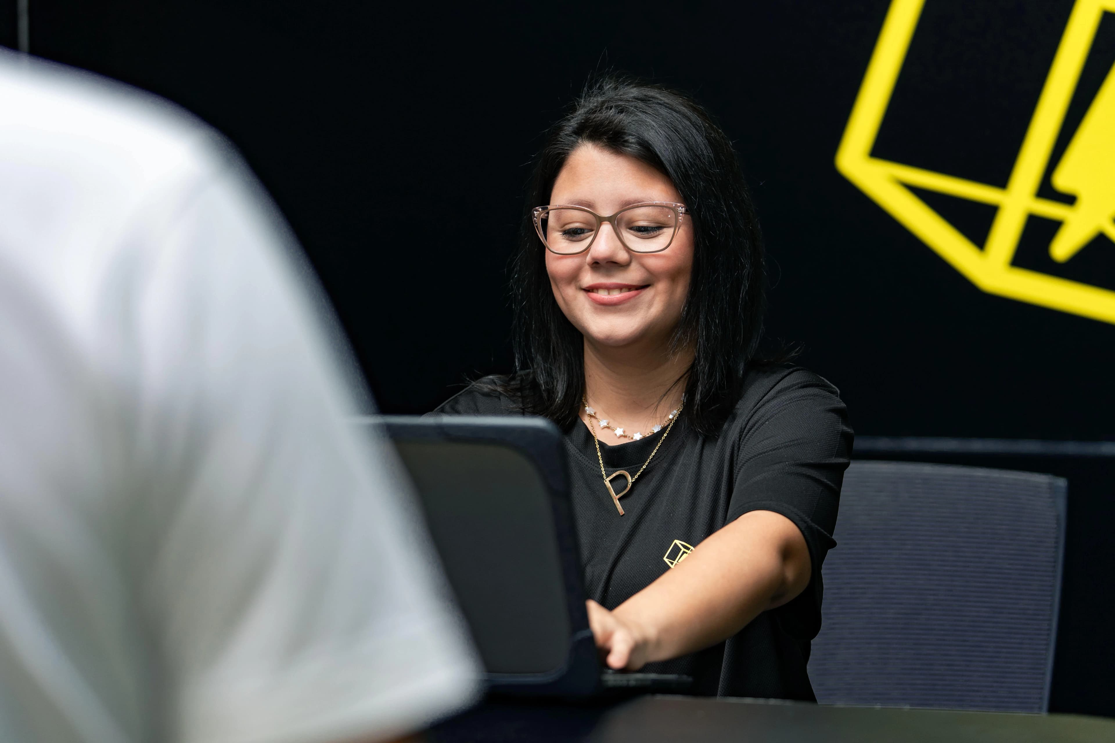 Atencion al cliente de Flash Box entregando paquete