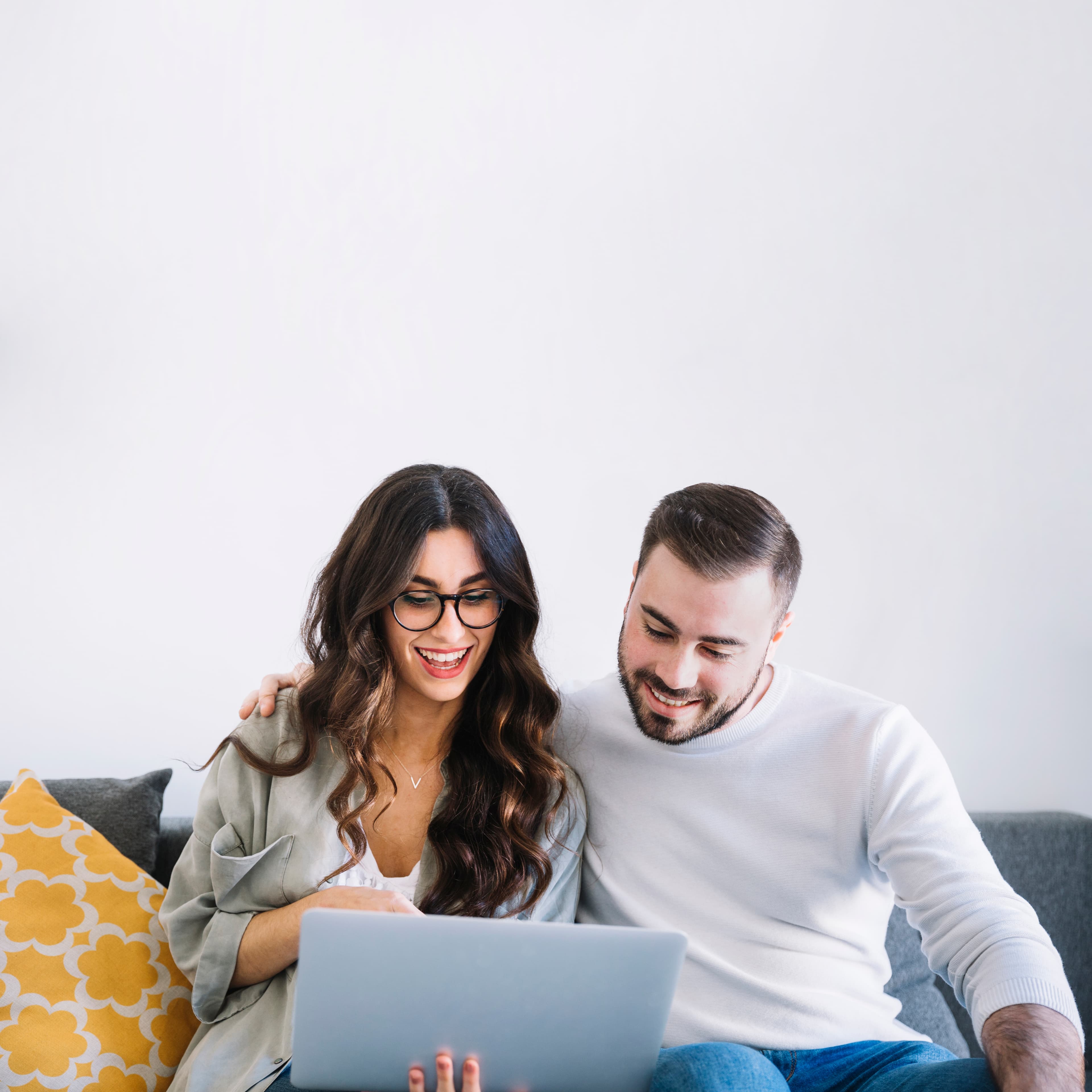 Pareja comprando en linea desde casa